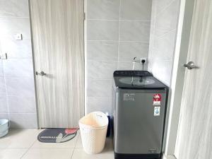 米里Mojisu Homestay 麻吉宿的一间位于客房角落的带垃圾桶的浴室