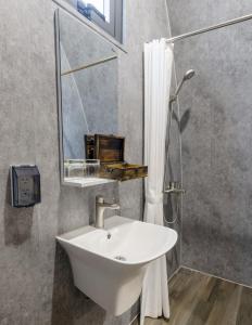 潘切Wonderland Resort Phan Thiet的一间带水槽和镜子的浴室