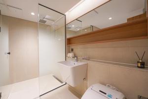 釜山Hotel Ground27的一间带卫生间和水槽的浴室