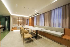 釜山Hotel Ground27的客厅配有沙发和桌椅