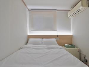 首尔J5 Hostel的一个小房间的一个床位,设有窗户