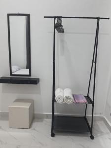 哥打巴鲁ZDH Homestay的浴室设有带毛巾和镜子的架子