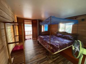 瓜隆岛Sok Sabay的一间卧室配有一张带天蓬的床