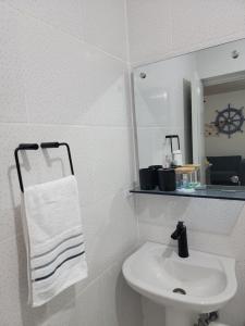 苏莎亚Rincón Marino的白色的浴室设有水槽和镜子