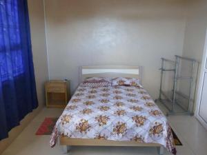 Rodrigues IslandBois Gournable的一间卧室配有一张床和被子