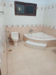 卡拉奇Bondi Beach Resort的带浴缸和卫生间的浴室。