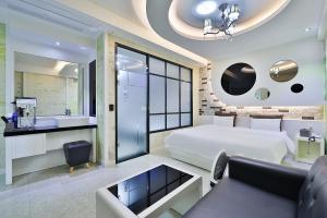 蔚山G&G Hotel的一间带大床的卧室和一间浴室
