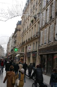 巴黎佐拉酒店的一群人沿着繁忙的城市街道走着