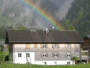 施科佩尔瑙Haus Schatz的一座房子上方的彩虹