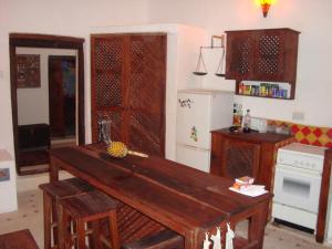 巴加莫约Ella's Swahili House的一间厨房,内设一张木桌
