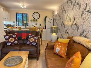 彭里斯Lake District cottage in 1 acre gardens off M6的一间带两张沙发的客厅和一间厨房