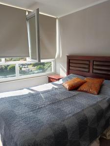 特木科Suitsebastian的一间卧室配有一张带两个枕头的床