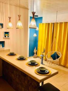 科潘玛雅遗址Hermoso Apartamento en Copan Ruinas的厨房配有带盘子的桌子
