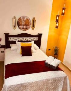 科潘玛雅遗址Hermoso Apartamento en Copan Ruinas的一间卧室配有一张带白色床单的大床