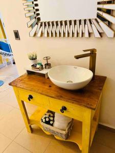 科潘玛雅遗址Hermoso Apartamento en Copan Ruinas的木桌上设有碗水槽的浴室