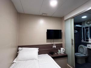 香港香港星星旅馆 b&b的配有一张床和一台平面电视的酒店客房