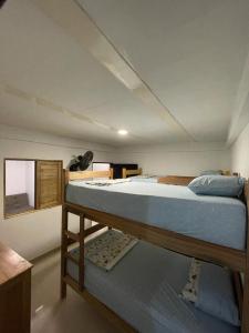 圣玛尔塔La Casa de Ian的一间卧室,卧室内配有一张大床