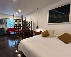 墨西哥城Roma Deco Suites的一间卧室配有一张床和一束葡萄酒架