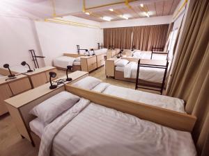 Ban ThurianBBVC Hostel - CollegeStay的一间房间,里面放着一堆床