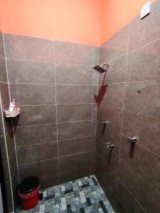 瓜拉丁加奴Roomstay Kak Ton的带淋浴、卫生间和盥洗盆的浴室