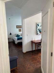 墨西哥城Roma Deco Suites的客房设有带一张床和一张书桌的卧室。