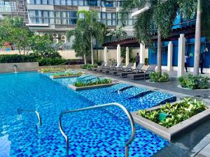 马尼拉Hotel Vibe Condo at Uptown Parksuites BGC的一座建筑物中央的游泳池