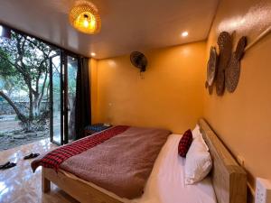 Làng CacDu Gìa - Mường Trà Garden Homestay的卧室配有一张床