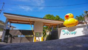 八打雁Destino Beach Resort and Hotel的旁边是一只黄色鸟的房子