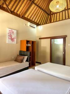 吉利特拉旺安特拉旺绿洲假日公园的一间卧室配有两张床和吊灯。