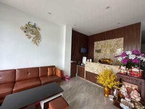 岘港OYO 1224 Motel Phuong Linh的带沙发和壁炉的客厅