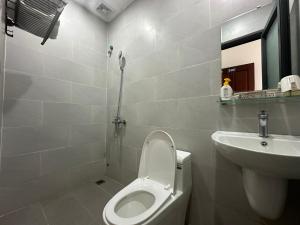 岘港OYO 1224 Motel Phuong Linh的白色的浴室设有卫生间和水槽。