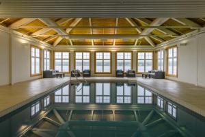 米拉米契罗德米拉米奇酒店的大型客房设有窗户和天花板,提供室内游泳池。
