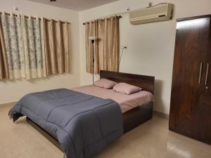 OYO Konkan House客房内的一张或多张床位