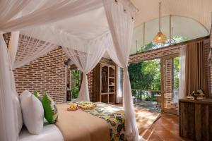 帕洋安Sacred Canyon Ubud by Pramana Villas的一间卧室配有一张带天蓬的床