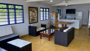 Playa Punta ArenaPunta Arena Beach Hostel的带沙发和桌子的客厅以及厨房。
