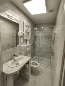 托伦塔尔汽车旅馆的浴室配有卫生间、盥洗盆和淋浴。