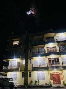 西隆DAMEKI GUEST HOUSE , Shillong的天空中月亮的夜晚建筑