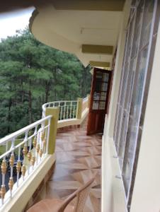 DAMEKI GUEST HOUSE , Shillong的阳台或露台