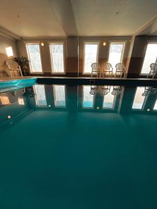 欣顿辛顿品质套房酒店 的一座空的游泳池,里面摆放着椅子
