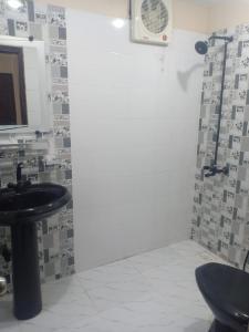 卡拉奇The R Hotels的一间带水槽和风扇的浴室