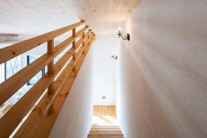 叶山町南葉山 - Seaside Cabin in Minami-hayama的白色天花板房子的楼梯