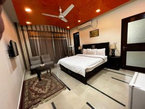 卡拉奇The R Hotels的一间卧室配有一张床和吊扇