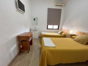 巴达霍斯Pensión Galicia的小房间设有两张床和盥洗盆