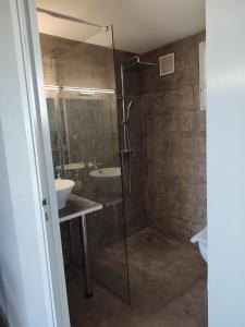 圣吉尔莱班MARINA , 2mn à PIEDS PLAGE BOUCAN CANOT的一间带玻璃淋浴和水槽的浴室