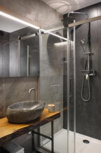 马里博尔Apartments CityMap Maribor-Free parking!的一间带石质水槽和淋浴的浴室