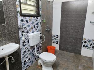 钦奈Friendlystay - An Home Stay And Elite的浴室配有卫生间、盥洗盆和淋浴。