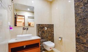 诺伊达FabHotel Prime Noida Sector 63的一间带水槽、卫生间和镜子的浴室
