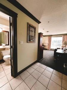 欣顿辛顿品质套房酒店 的酒店客房设有卫生间和书桌