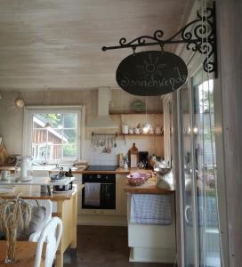 阿特湖畔翁特拉赫Countryhouse Lake Attersee - Sauna, Kamin, Seeblick的厨房设有吊挂在天花板上的大吊灯。