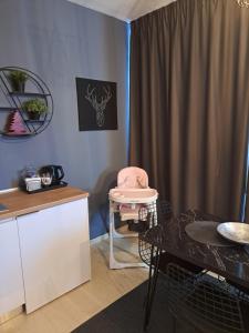 塞萨洛尼基marizas luxury suites #2的厨房配有粉红色的椅子和桌子